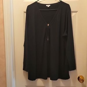Avenue V-neck black shirt with Gold Zipper accent ✨️ size 22/24